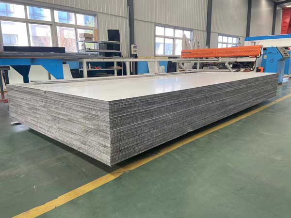 CFRTP材料闆更耐高(gāo)溫可與高強度(dù)鋼媲美